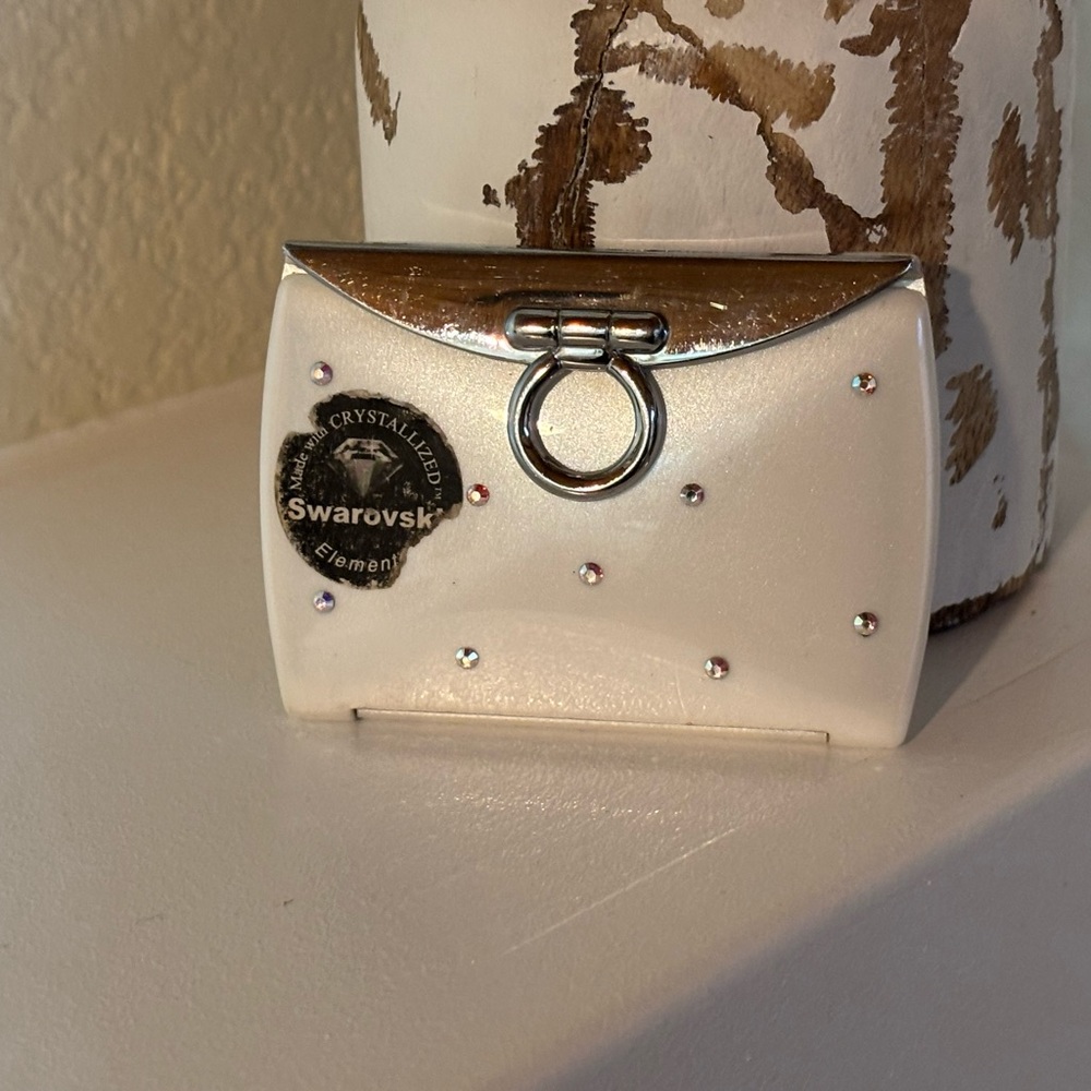 💎💎RARE… Swarovski Crystal-Embellished White and Gold Vintage Compact Mirror💎💎 - Picture 5 of 11